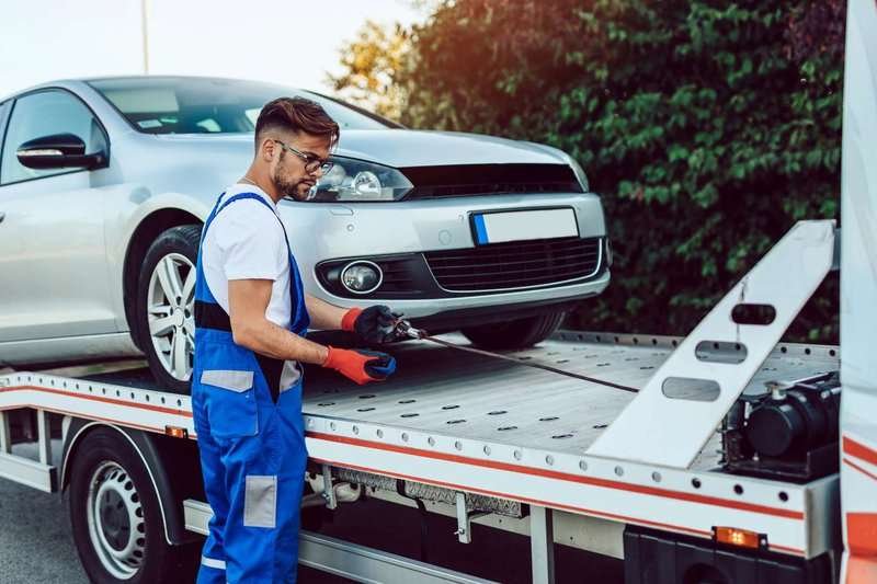 man-works-in-a-tow-truck-service.max-800x600