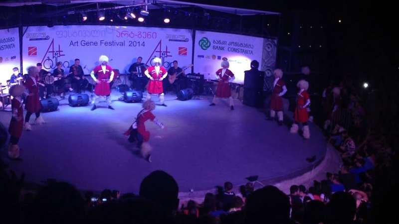 Dancing people at the Art-Gene festival