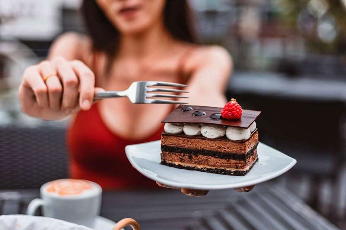 Девушка держит тарелку с пирожным