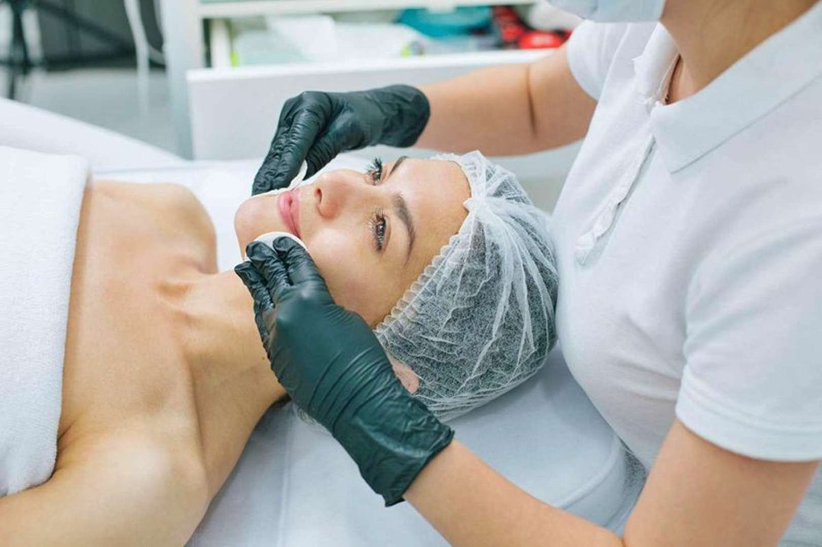 Очищение кожи с помощью ватных дисков