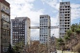 Комплекс советских многоэтажек с мостиком