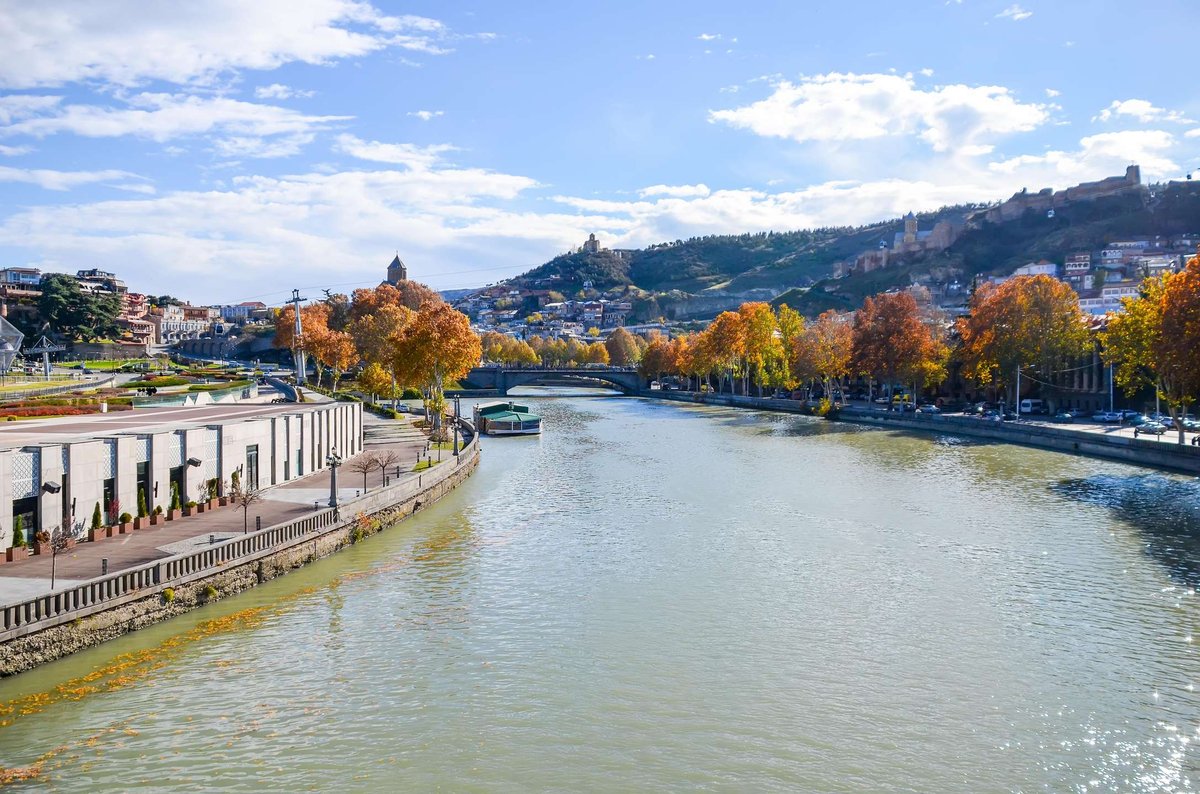 mountain-river-kura-runs-in-the-center-of-tbili.original
