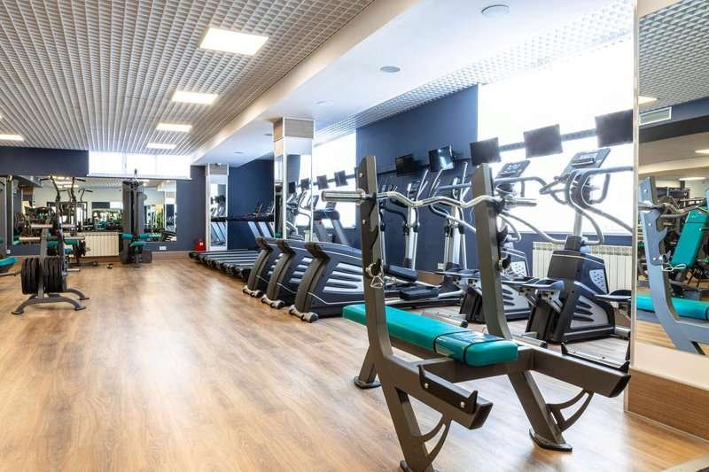 new-sports-equipment-in-a-gym-nobody.max-800x600
