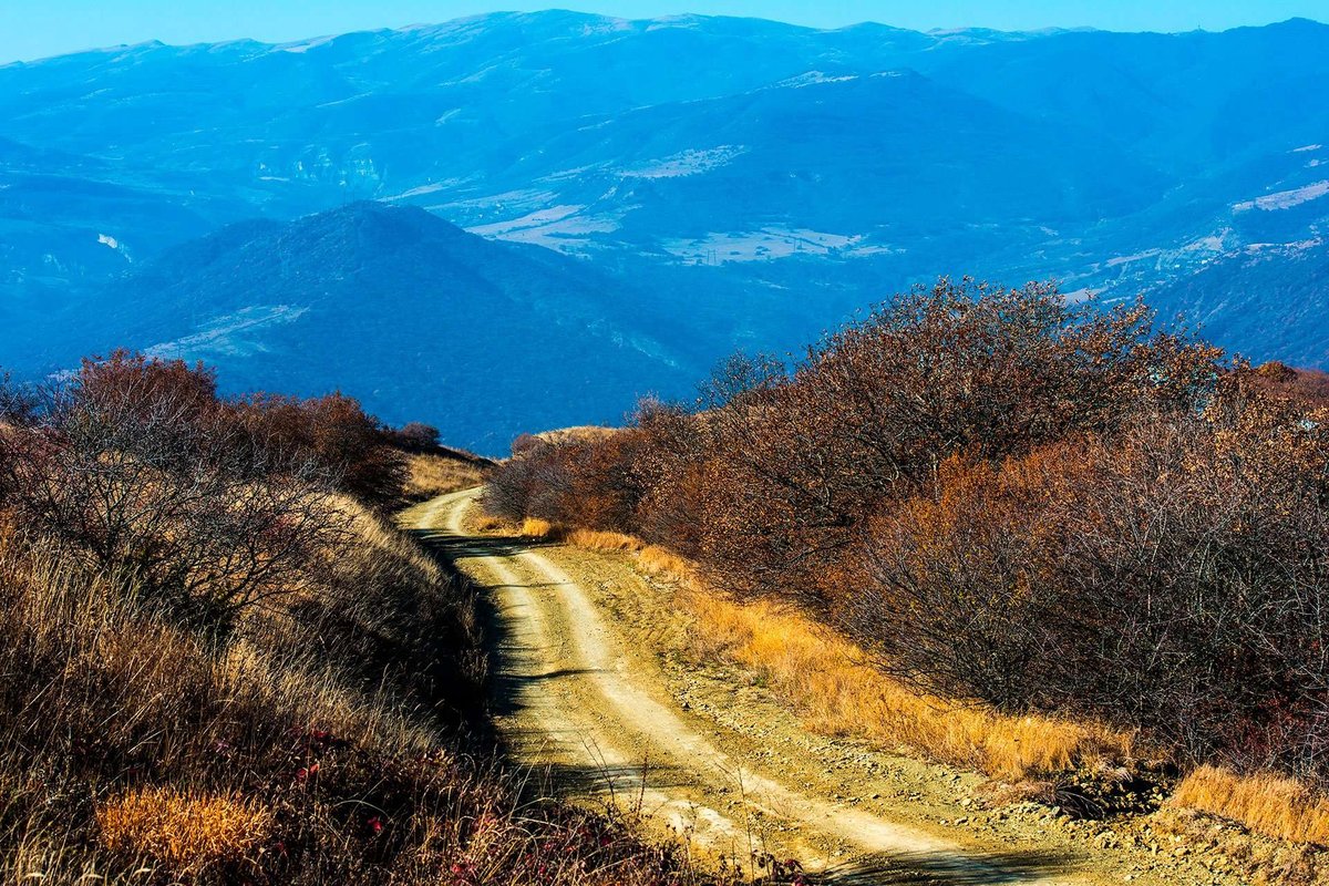 picturesque-mountain-view-autumn