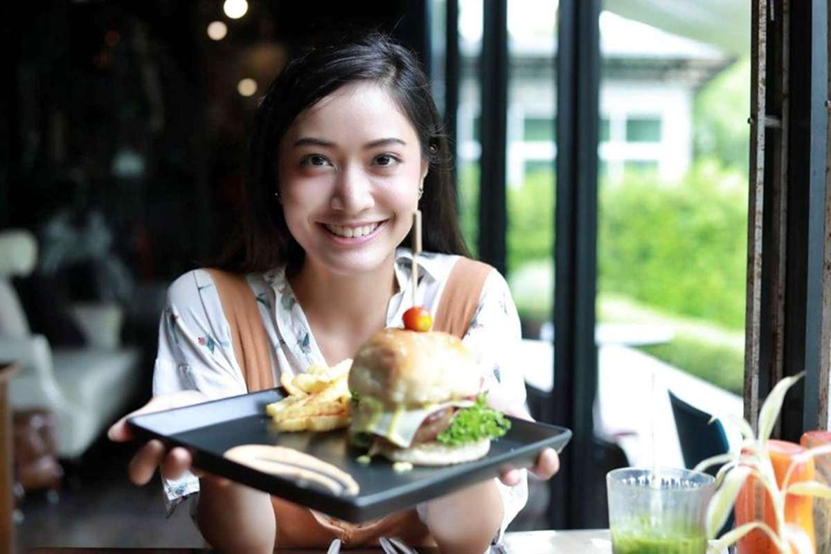 Девушка с нестандартным ресторанным бургером
