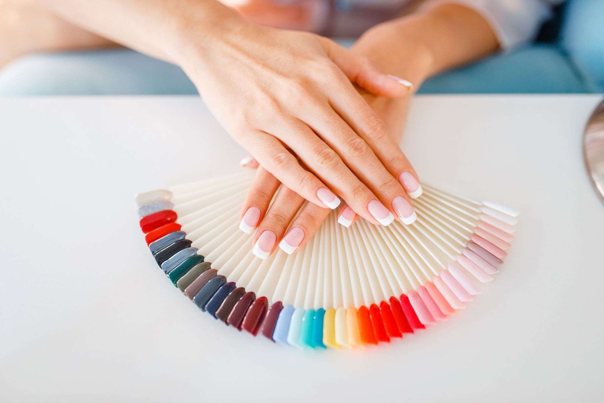 Палитра в салоне Parallel’s Nails в Батуми