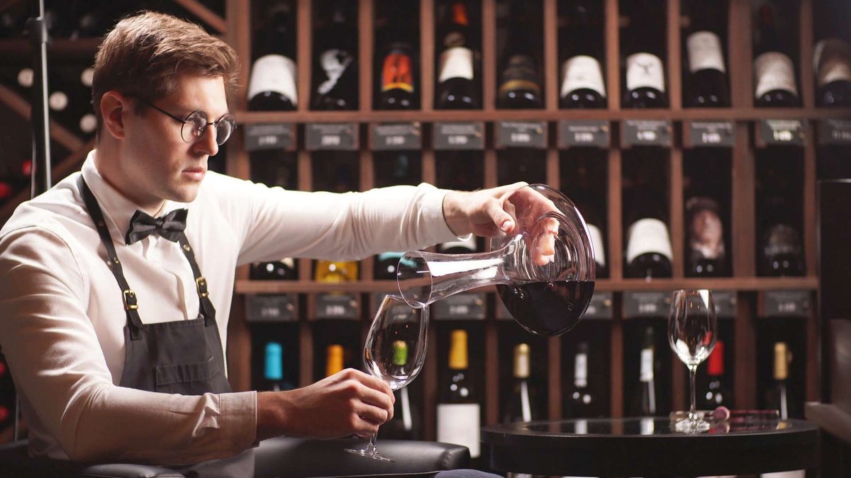 Сомелье наливает вино