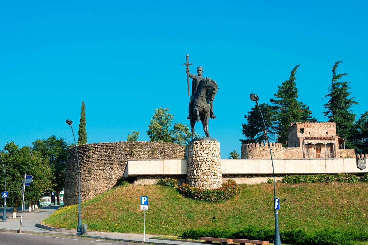 statue-heraclius-ii-telavi-castle-01