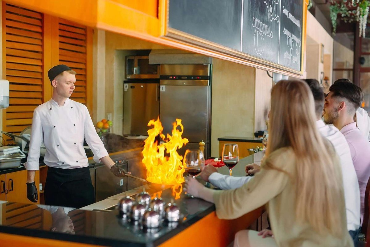 Шеф-повар готовит еду