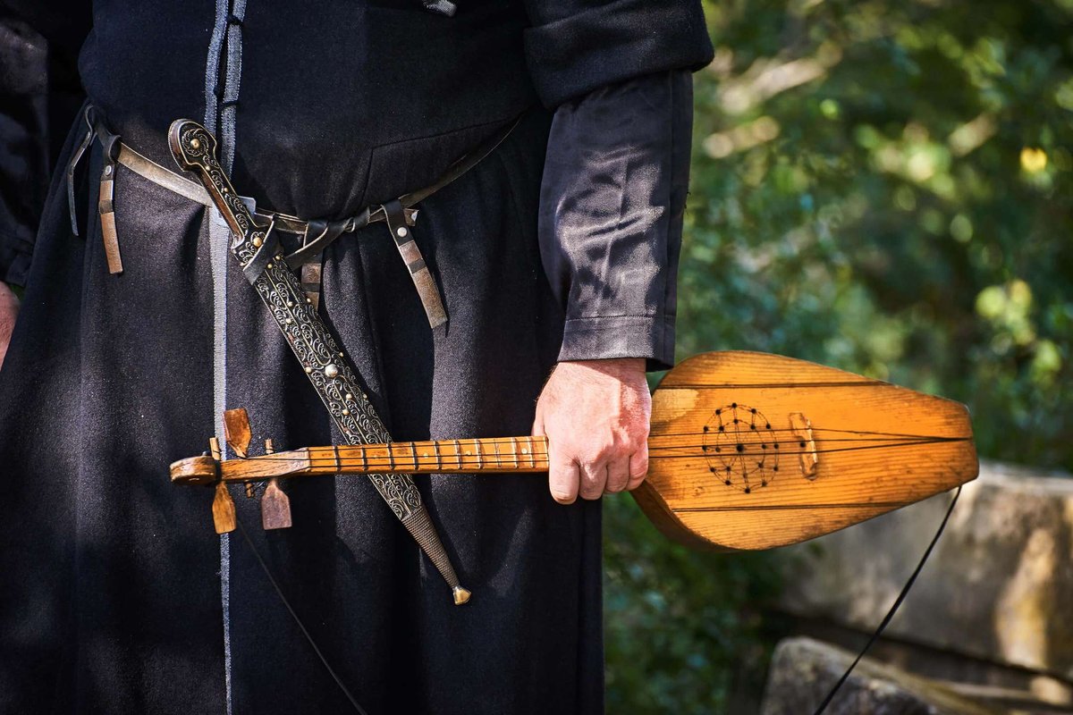 traditional-georgian-music-instrument-panduri-0.original