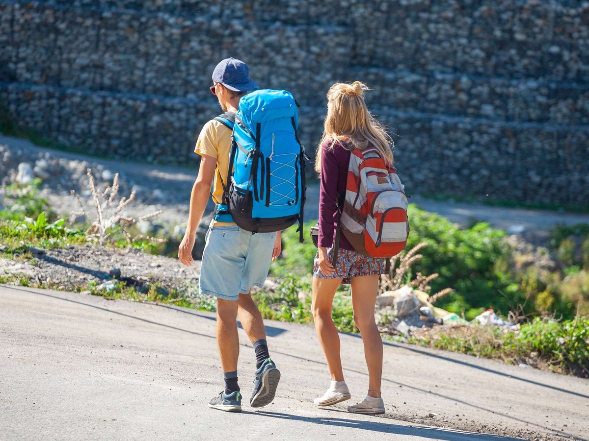 traveling-tourists-with-backpacks-mestia-svanet.original