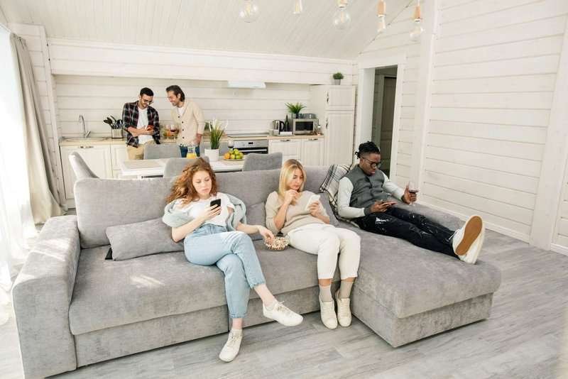 two-girls-and-guy-with-smartphones-relaxing-.max-800x600