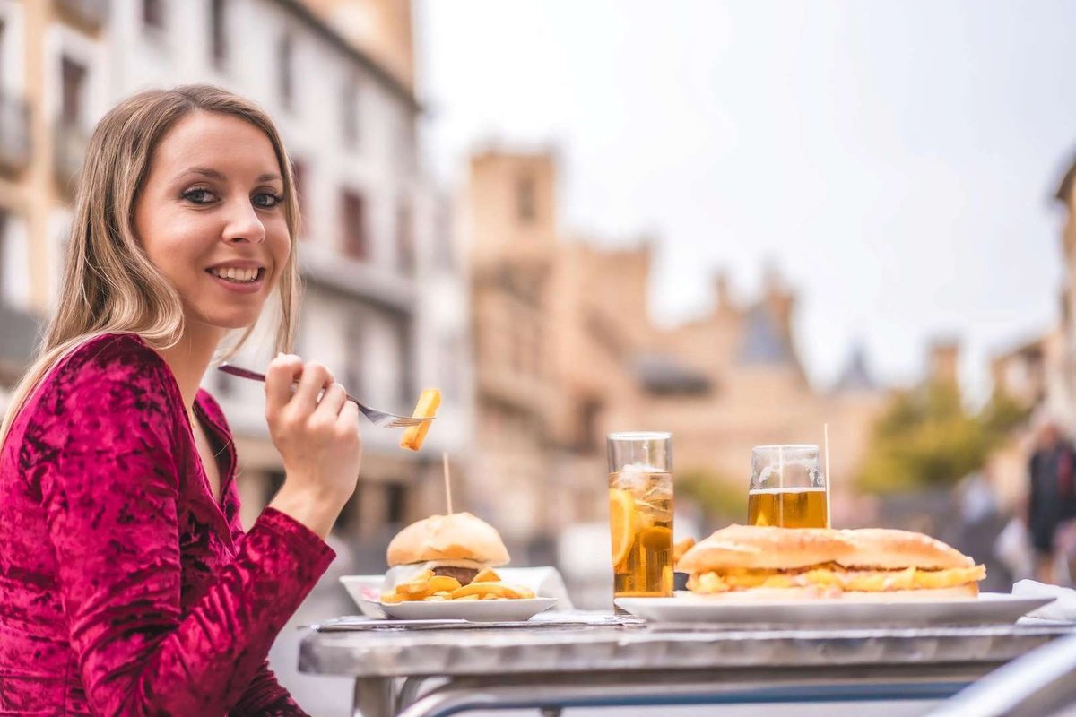 Девушка обедает