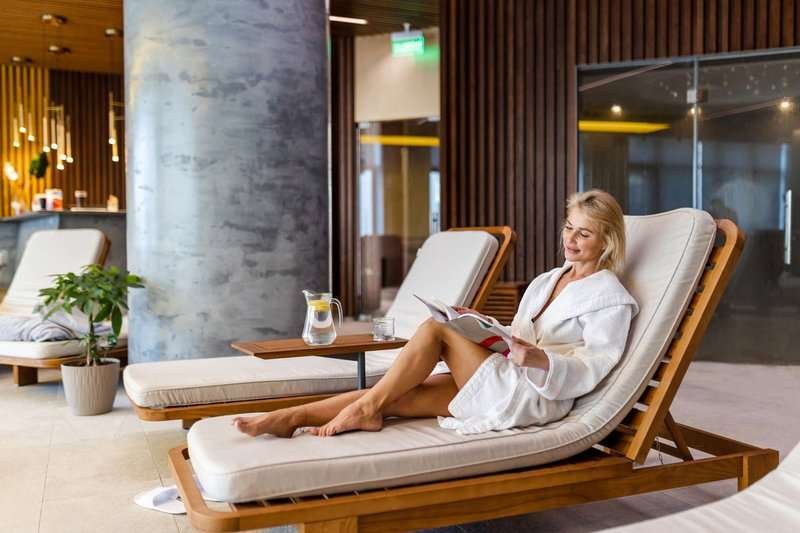 woman-in-spa-hotel.max-800x600