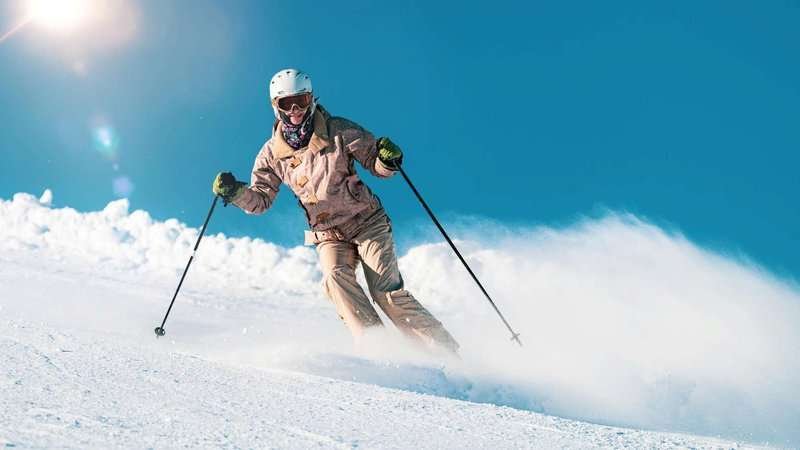 woman skiing