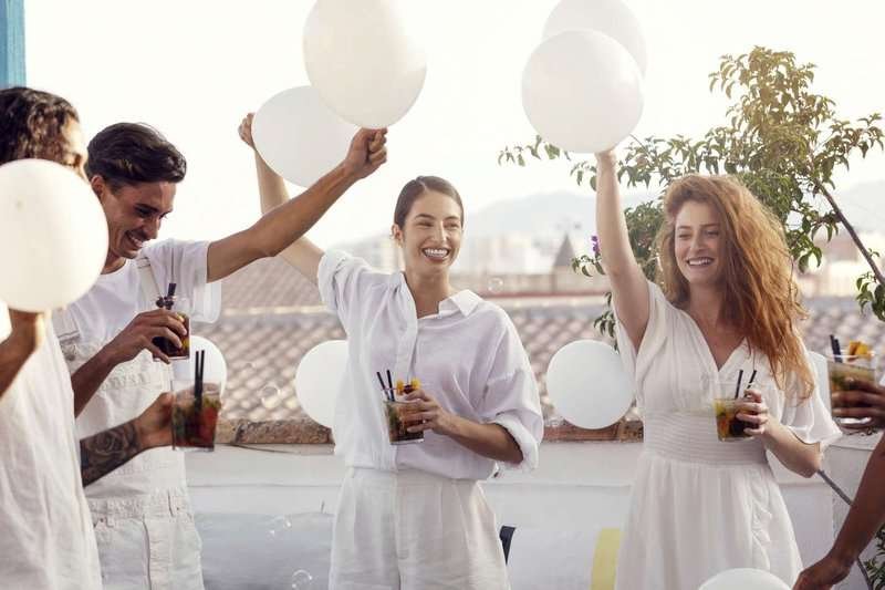 young-adult-having-fun-at-white-party.max-800x600