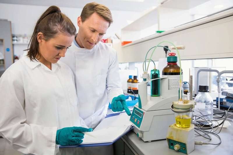 young-scientists-conducting-an-experiment-to.max-800x600