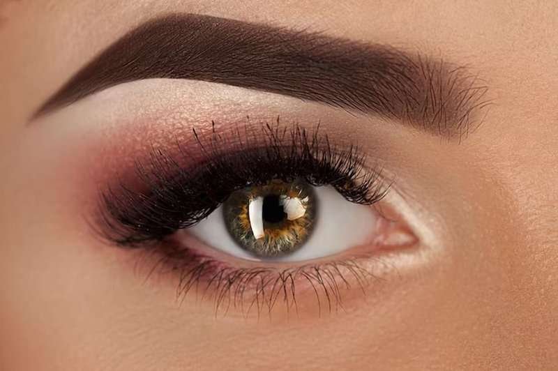 female-eye-with-permanent-eyebrows-and-eyelash-contour